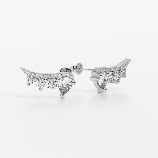 Pendiente trepador de oro de 18k con diamantes talla brillante y un diamante talla pera