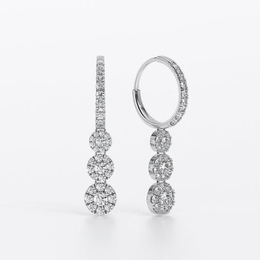 Pendientes largos de oro blanco con tres rosetones de diamantes en degradé