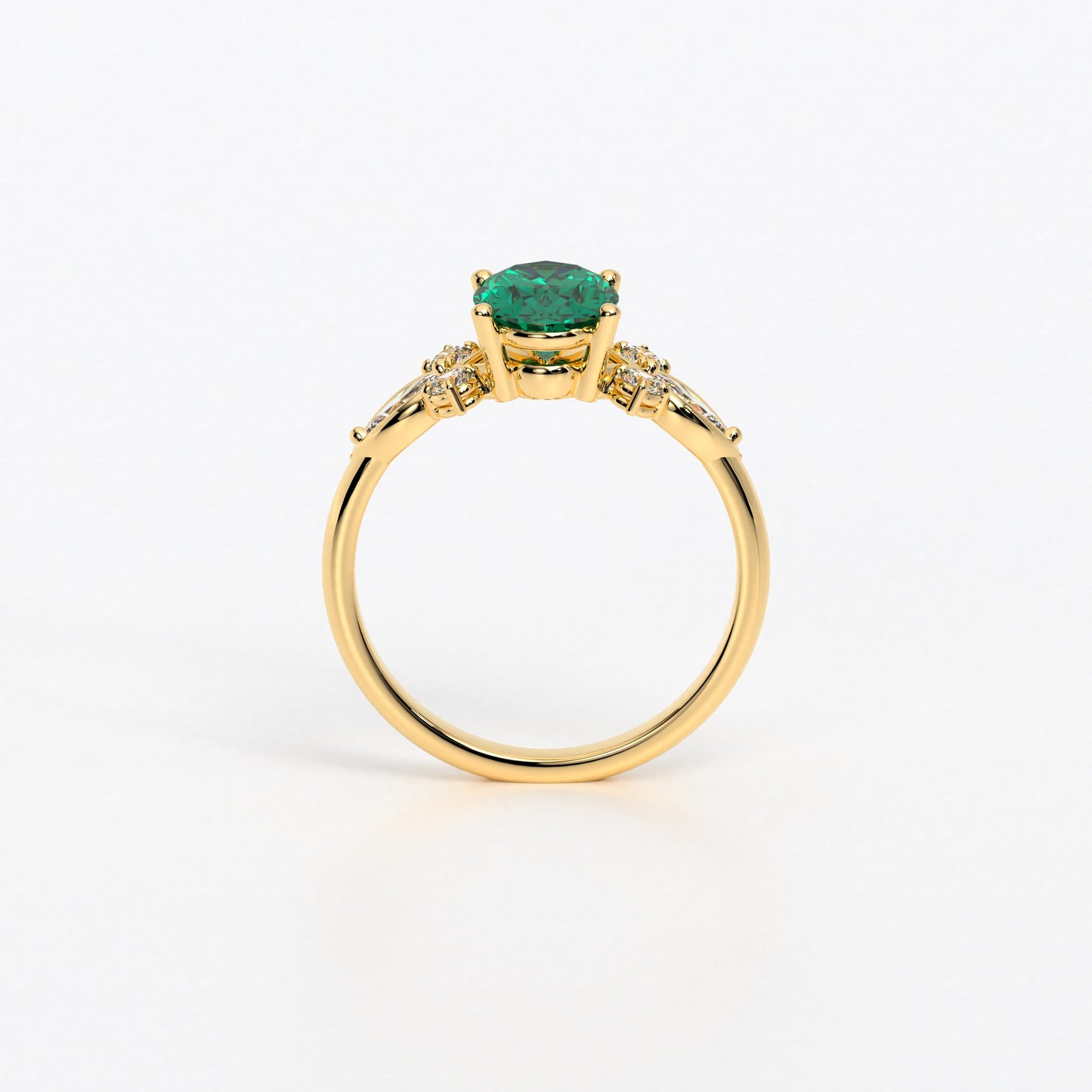 Anillo de oro de 18K con esmeralda central y diamantes en talla marquise y brillante