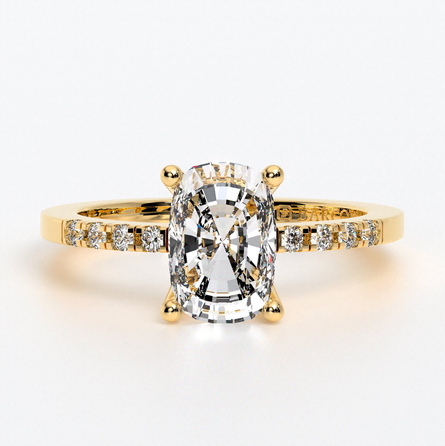 Anillo de oro blanco de 18 K con diamante central talla oval y un aro de diamantes laterales