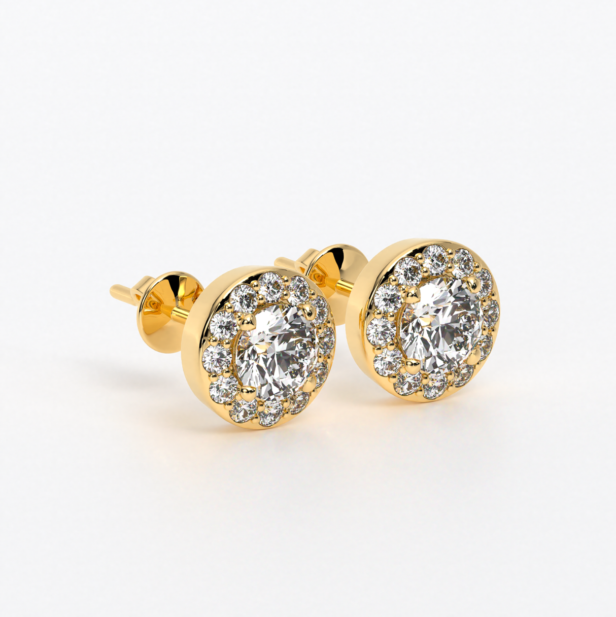 Pendientes de oro de 18k con un diamante central en talla brillante rodeado por un halo de diamantes, con un total de 3cts