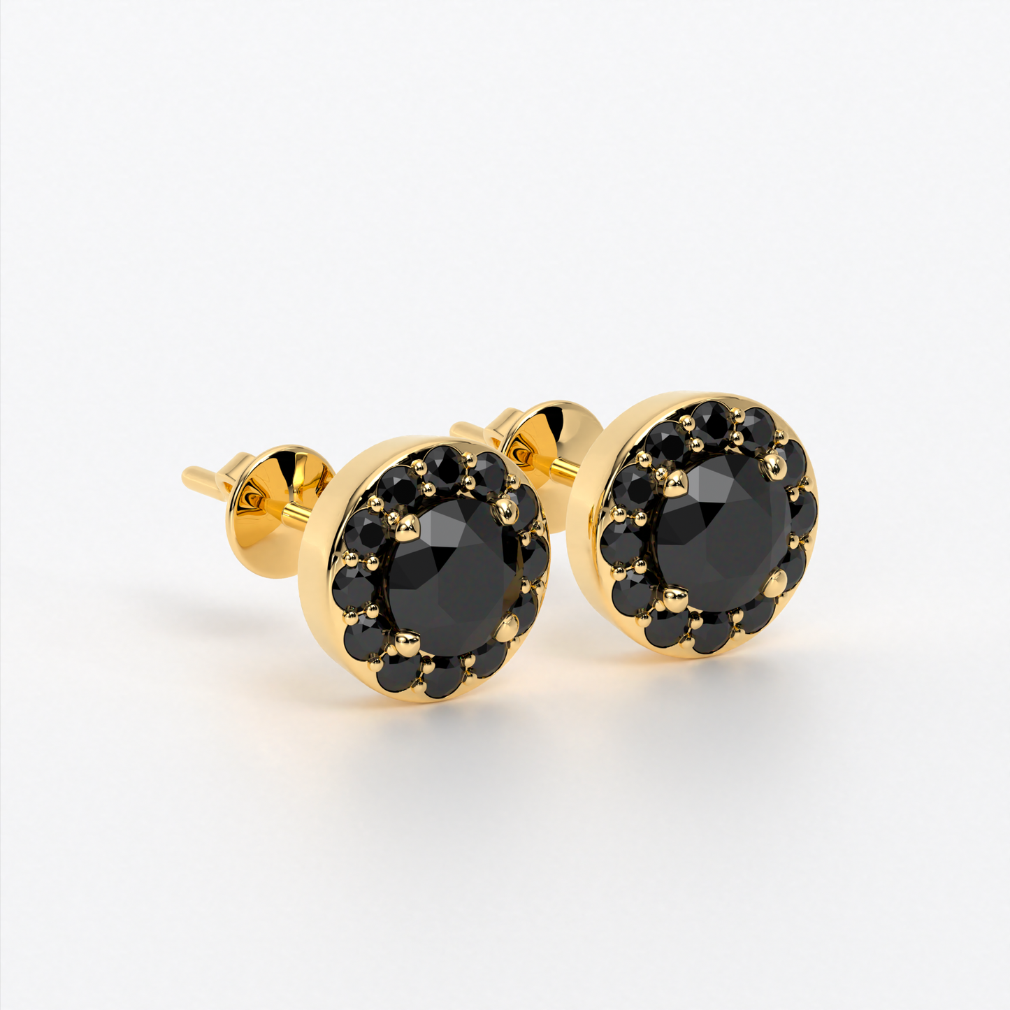 Pendientes de oro de 18k con un diamante negro central en talla brillante rodeado por un halo de diamantes negros, con un total de 3cts