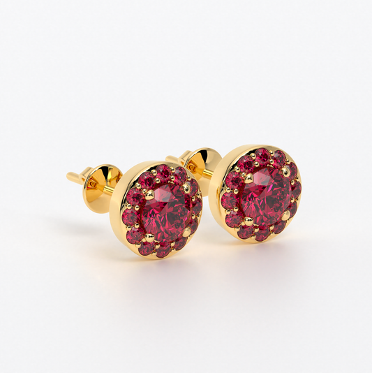 Pendientes de oro de 18k con un ruby central en talla brillante rodeado por un halo de rubíes, con un total de 3cts