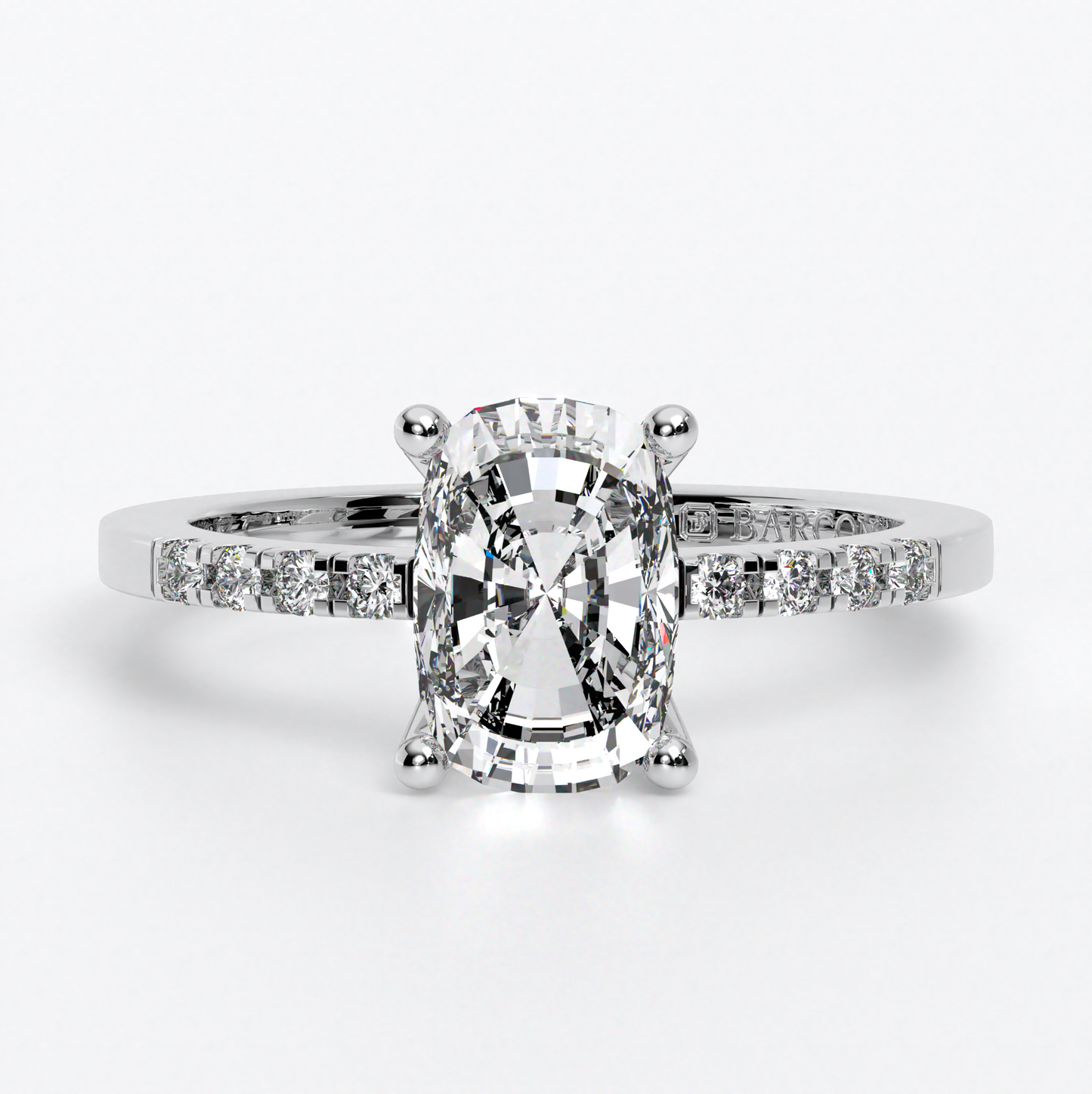 Anillo de oro blanco de 18 K con diamante central talla oval y un aro de diamantes laterales