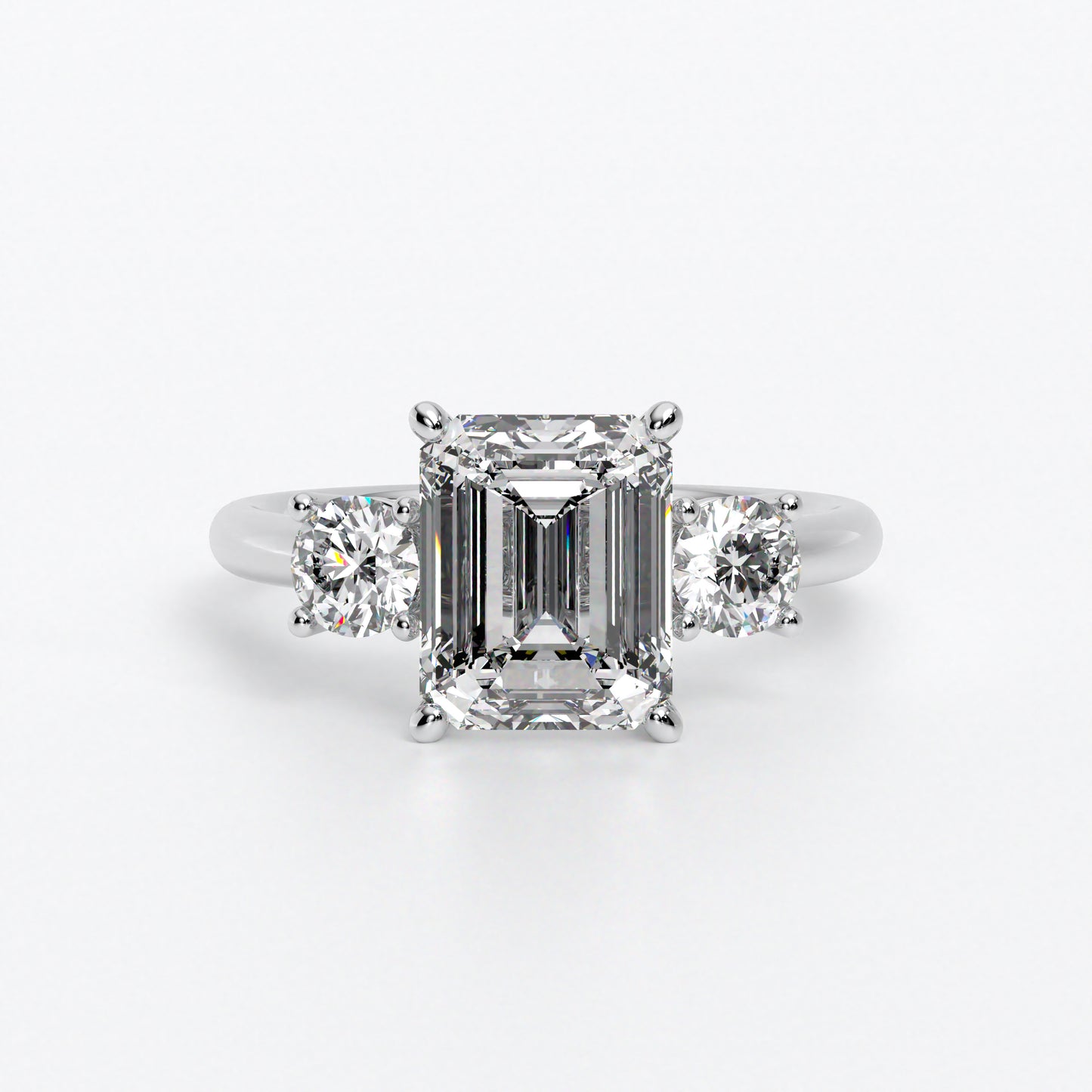 Anillo de oro blanco de 18K con diamante central en talla Esmeralda, 2 diamantes en talla brillante