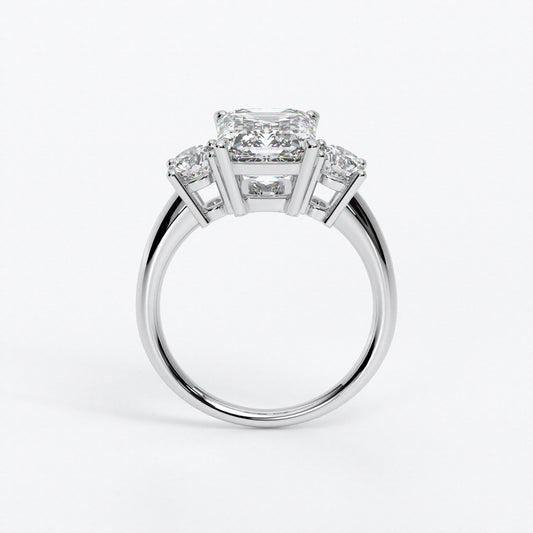 Anillo de oro blanco de 18K con diamante central en talla Esmeralda, 2 diamantes en talla brillante