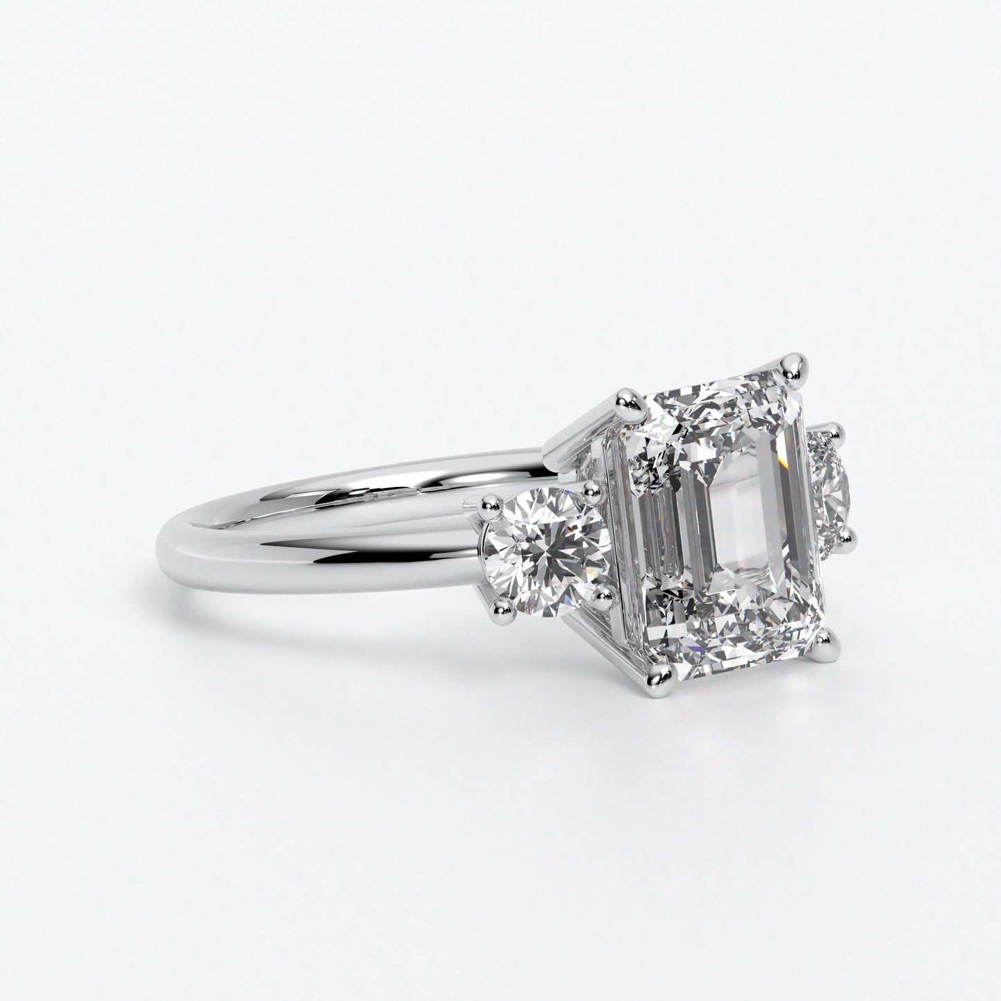 Anillo de oro blanco de 18K con diamante central en talla Esmeralda, 2 diamantes en talla brillante