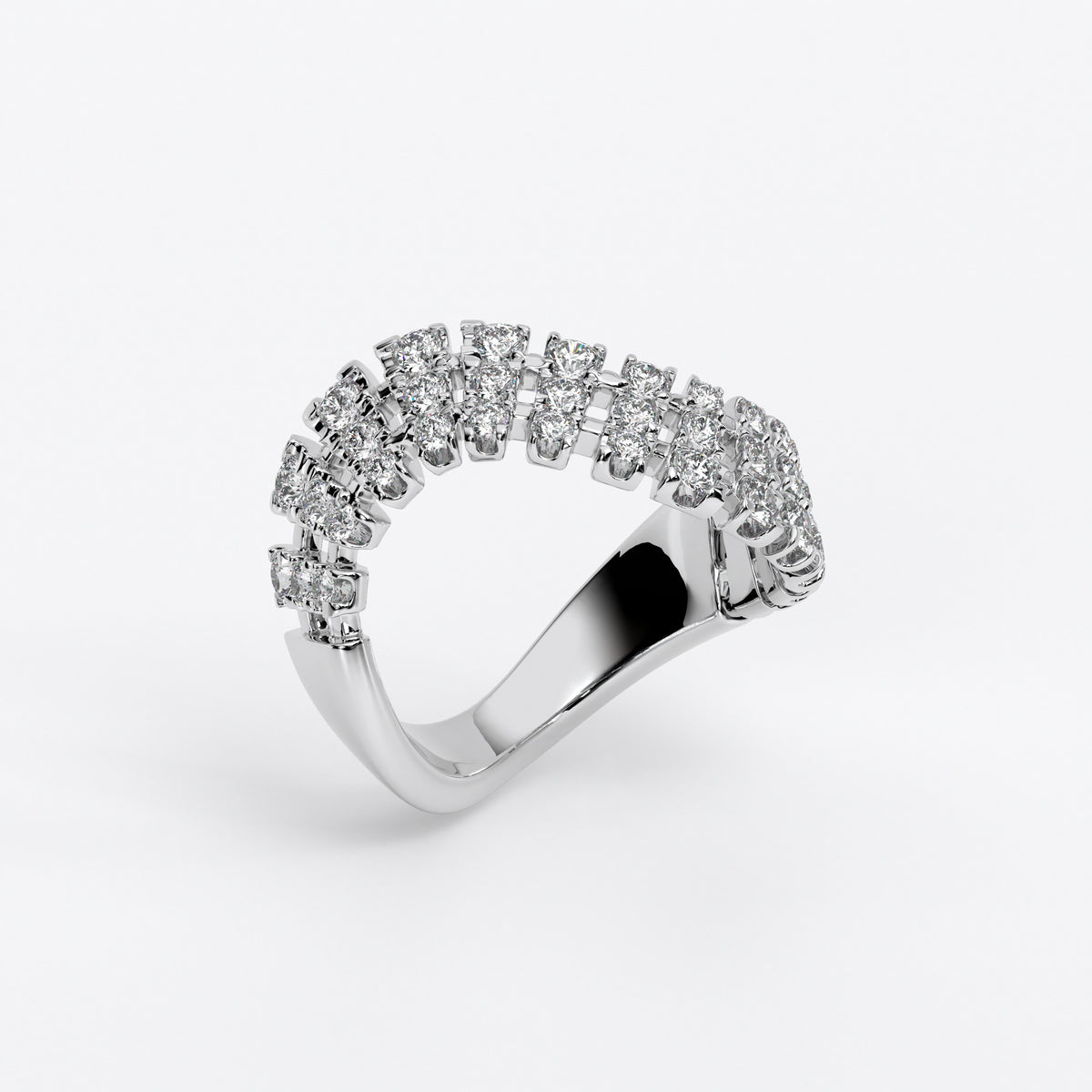 Alianza de oro blanco con diseño ondulado y doble hilera de diamantes talla brillante.