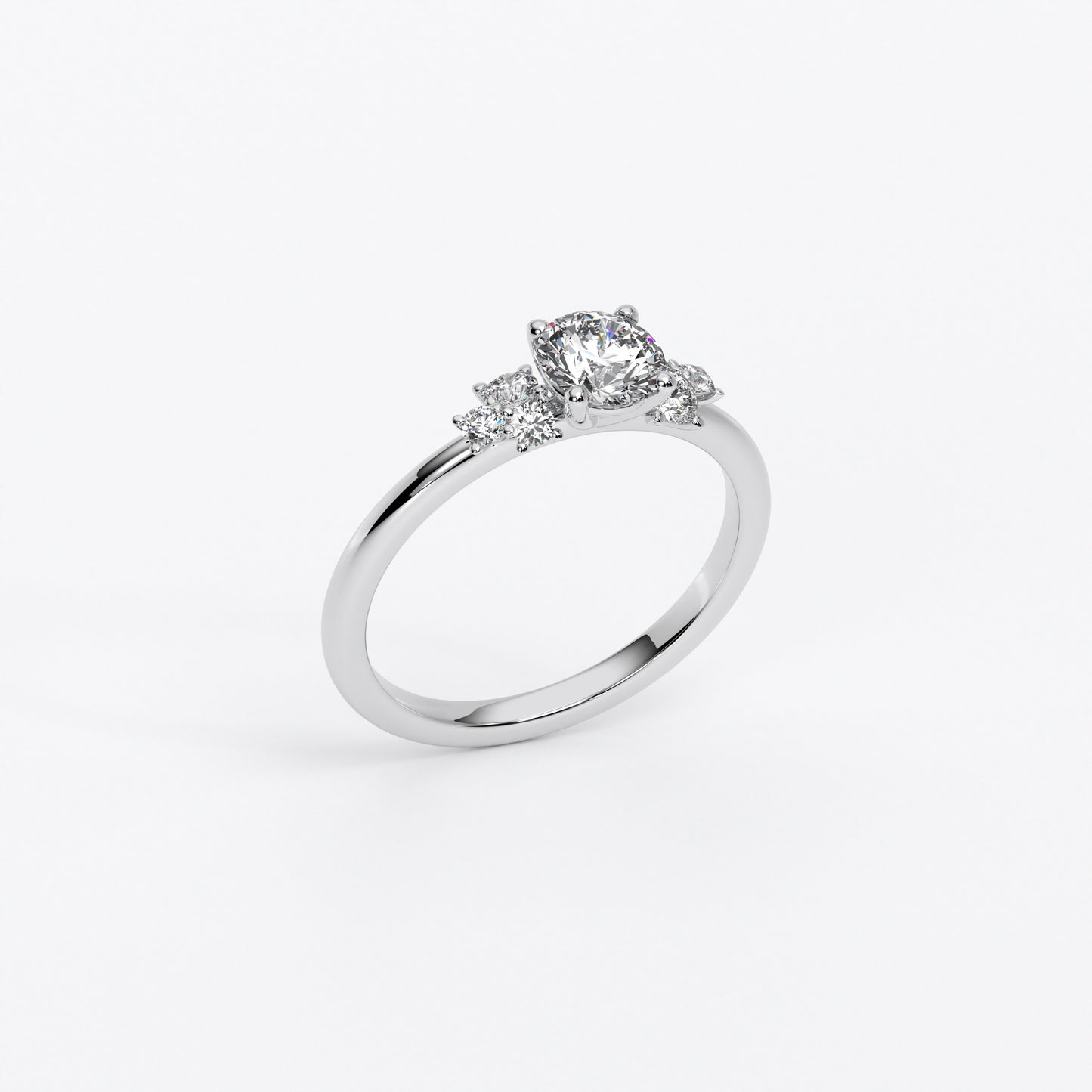 Anillo de oro blanco de 18K con diamante central talla brillante y tres diamantes laterales a cada lado