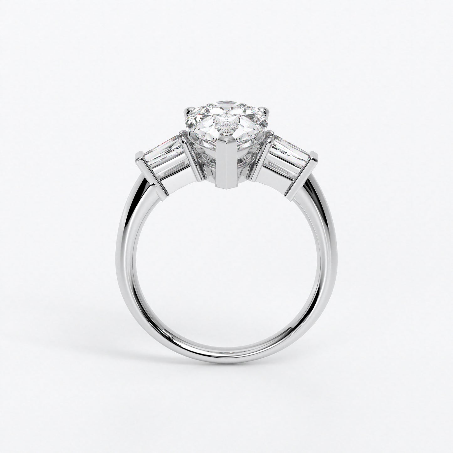 Anillo de oro blanco de 18K con diamante central en talla pera, 2 diamantes en talla trapecio