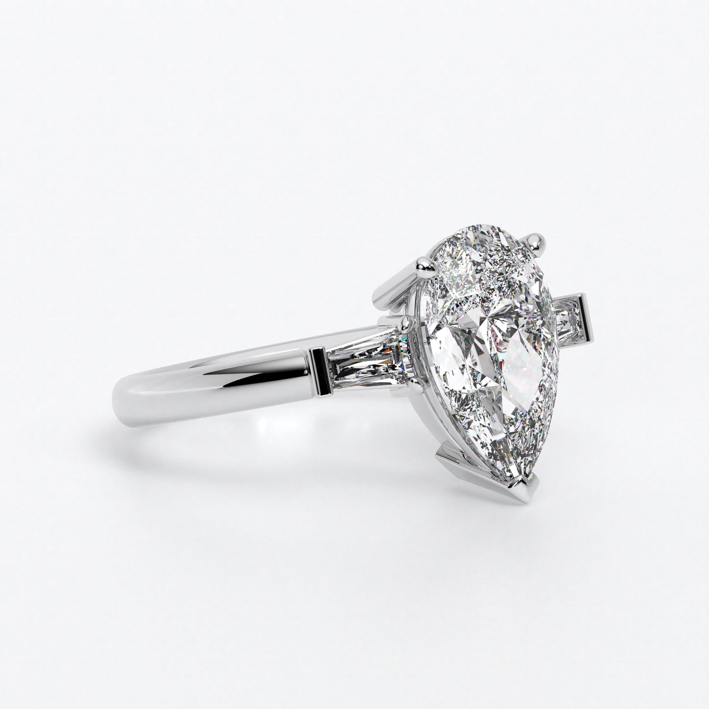 Anillo de oro blanco de 18K con diamante central en talla pera, 2 diamantes en talla trapecio