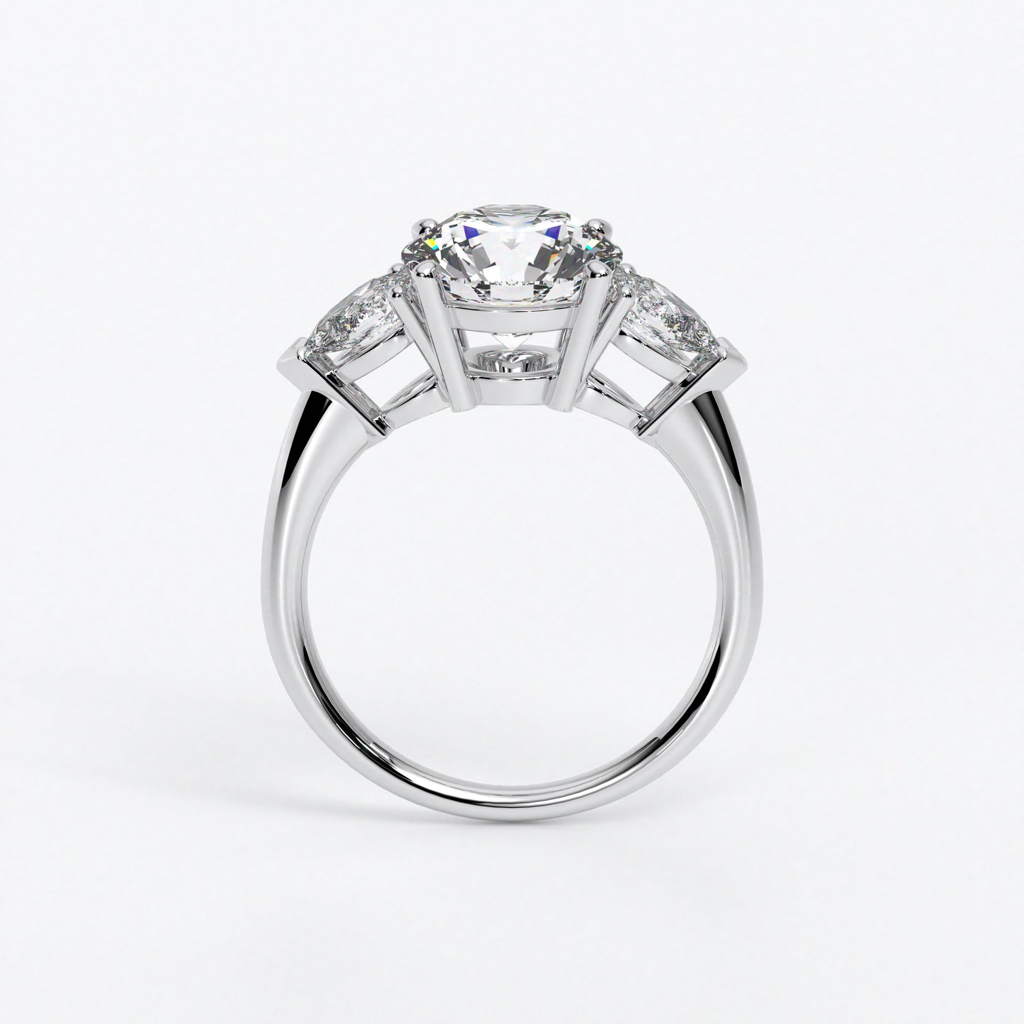 Anillo de oro blanco de 18K con diamante central en talla brillante, 2 diamantes en talla pera