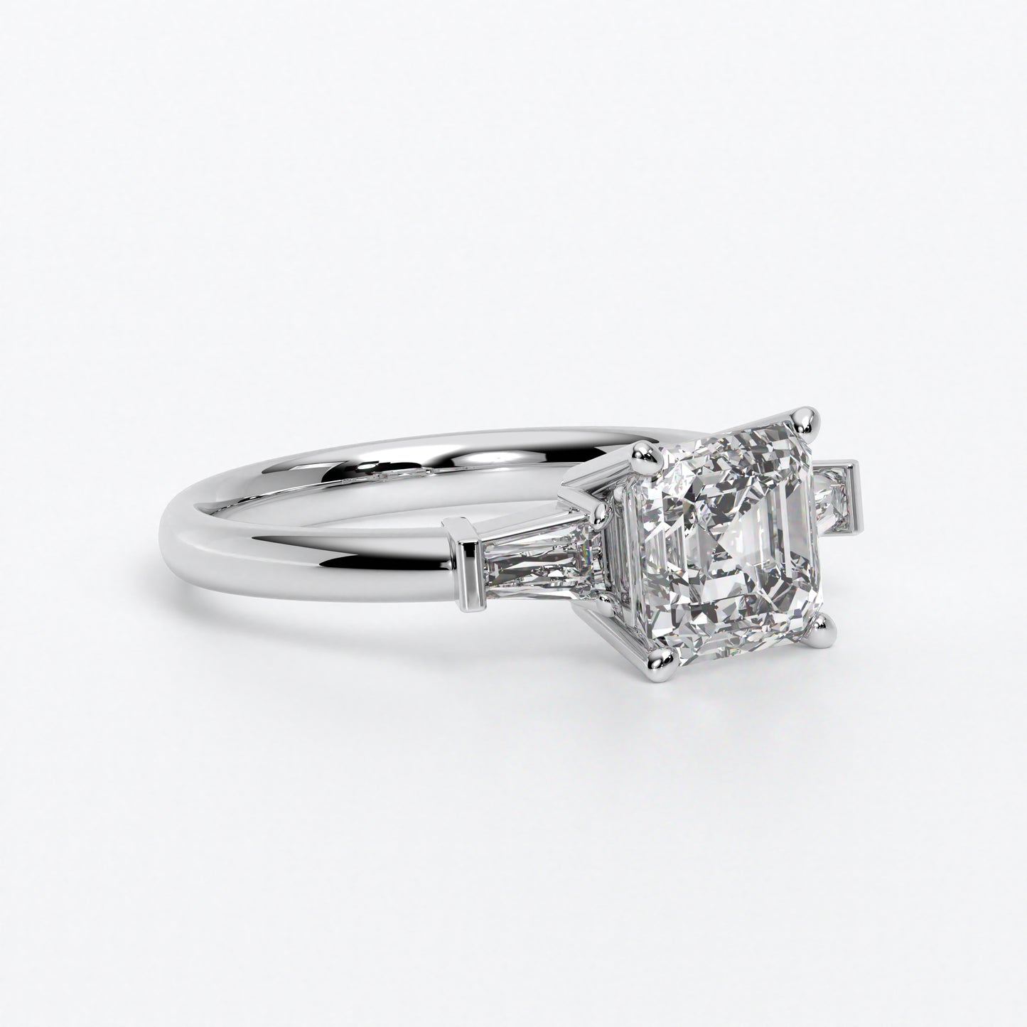 Anillo de oro blanco de 18K con diamante central en talla Asscher, 2 diamantes en talla Trapecio