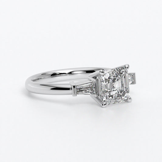 Anillo de oro blanco de 18K con diamante central en talla Asscher, 2 diamantes en talla Trapecio