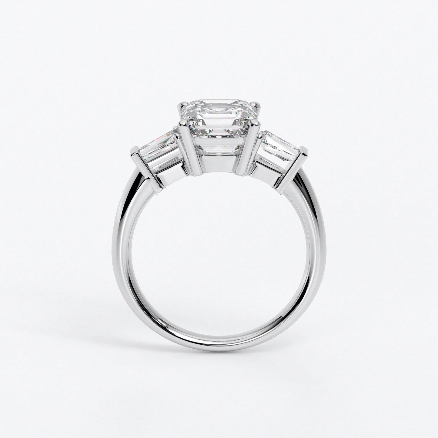 Anillo de oro blanco de 18K con diamante central en talla Asscher, 2 diamantes en talla Trapecio