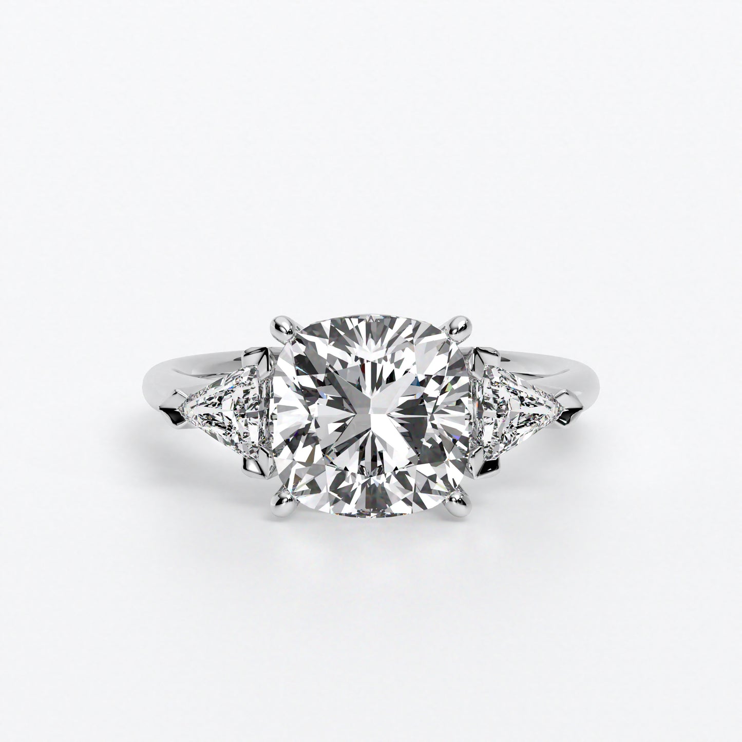 Anillo de oro blanco de 18K con diamante central en talla Cushion, 2 diamantes en corte triángulo