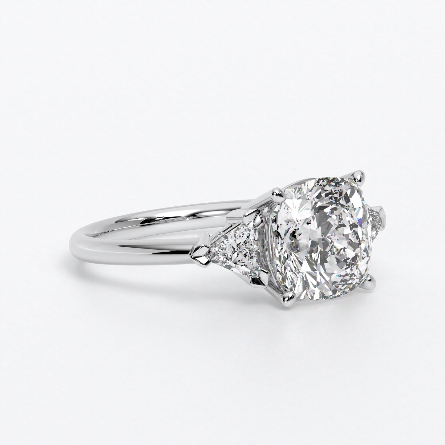 Anillo de oro blanco de 18K con diamante central en talla Cushion, 2 diamantes en corte triángulo