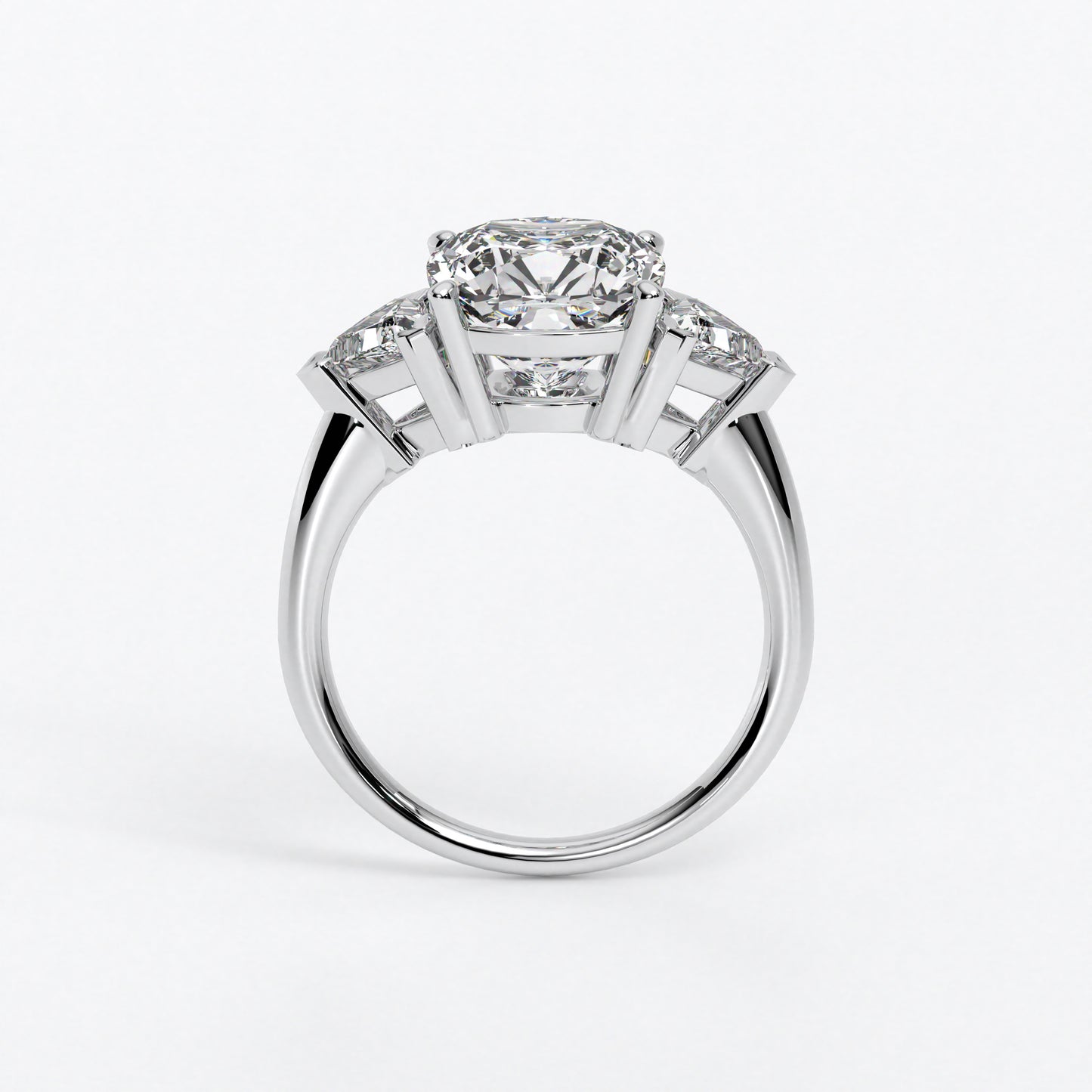 Anillo de oro blanco de 18K con diamante central en talla Cushion, 2 diamantes en corte triángulo