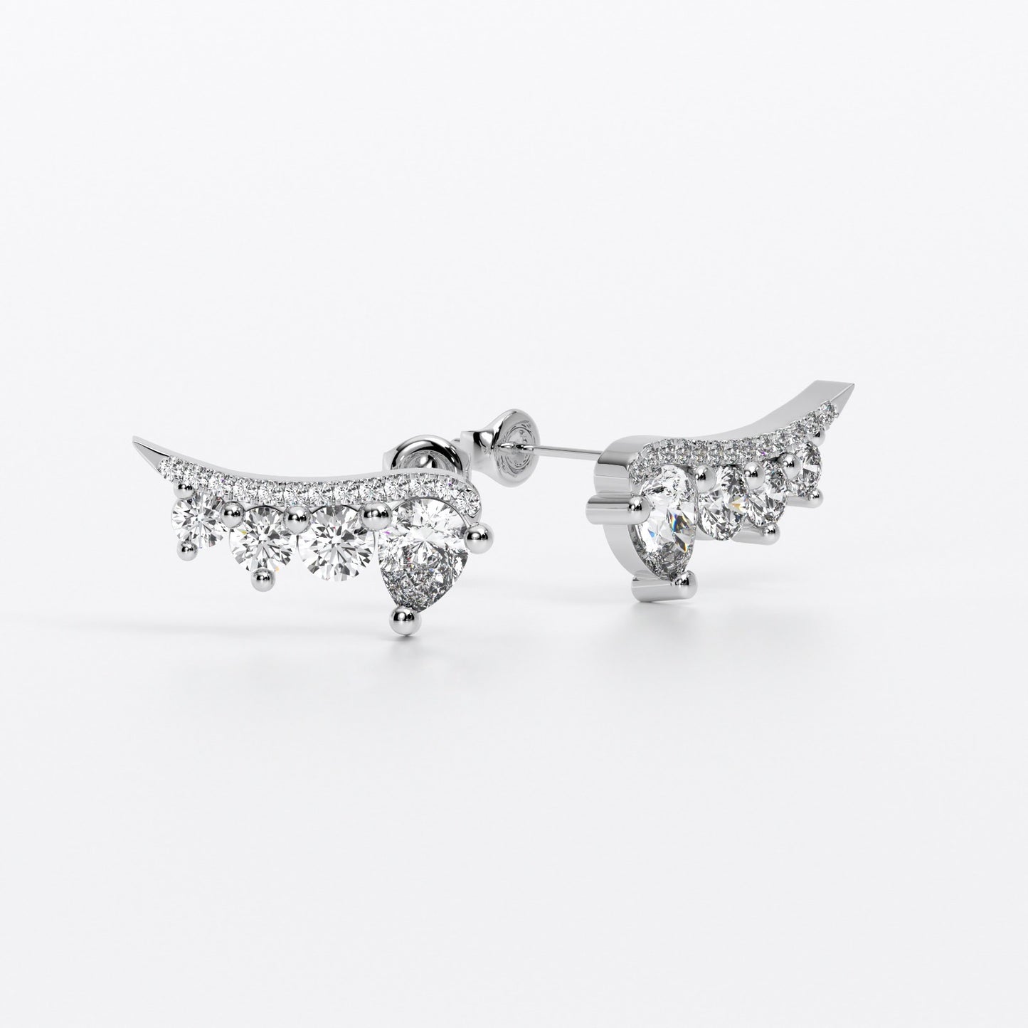 Pendiente trepador de oro de 18k con diamantes talla brillante y un diamante talla pera