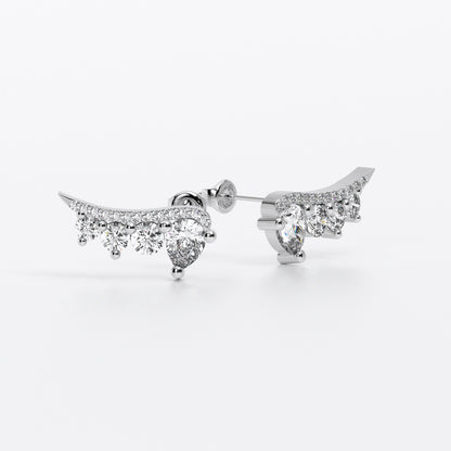 Pendiente trepador de oro de 18k con diamantes talla brillante y un diamante talla pera