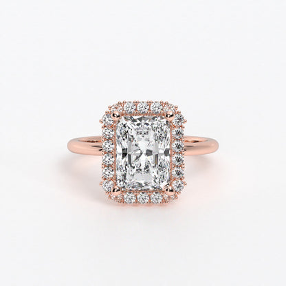 Anillo de oro de 18K con diamante blanco central talla radiant y diamantes blancos laterales