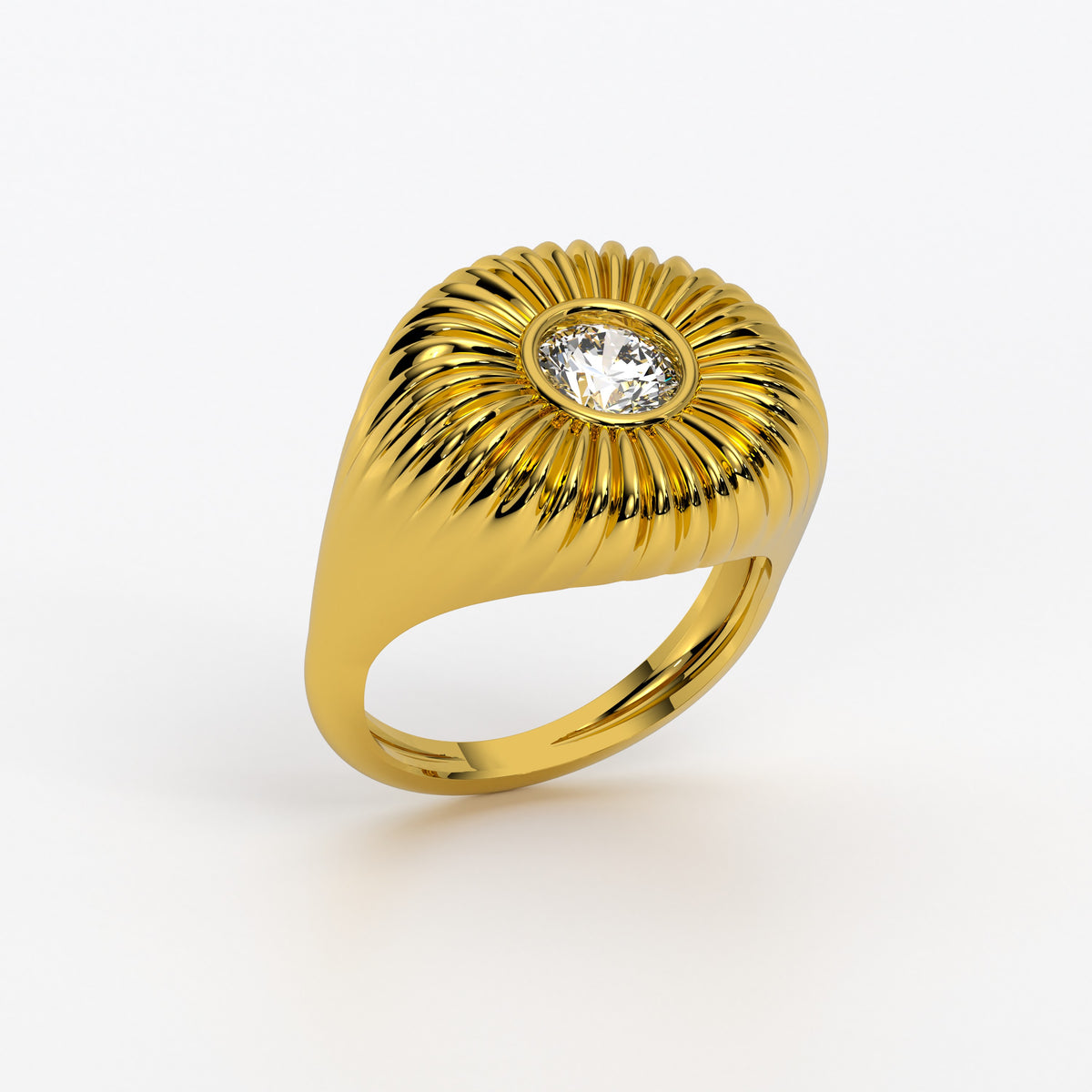 Anillo de oro amarillo de 18K con diamante central talla brillante y diseño acanalado