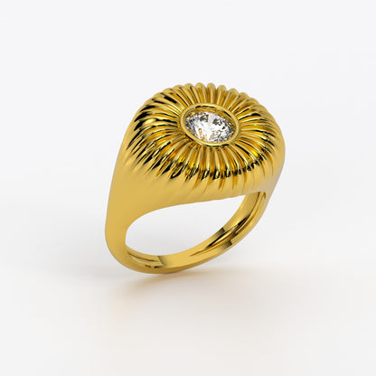 Anillo de oro amarillo de 18K con diamante central talla brillante y diseño acanalado