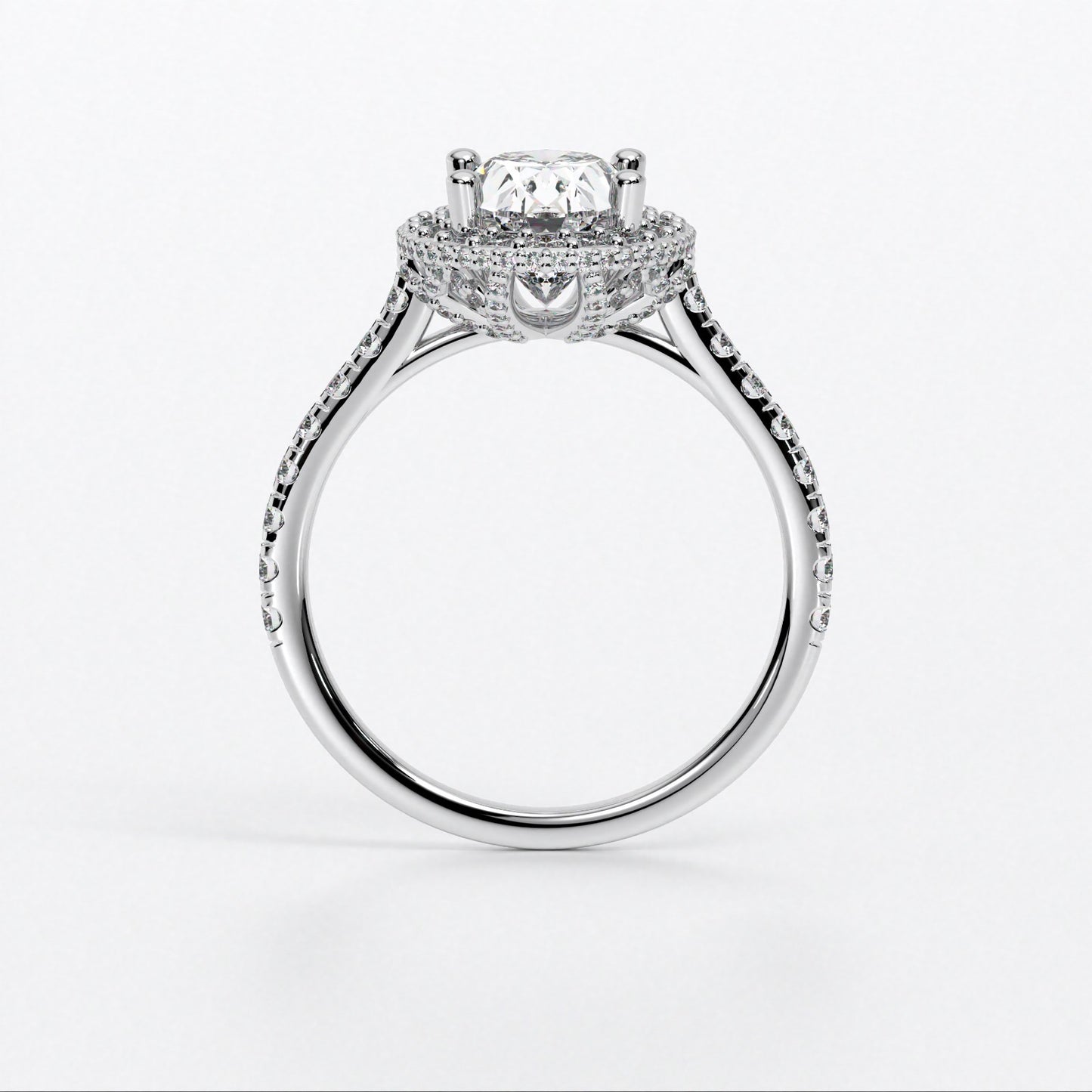 Anillo de oro blanco de 18K con diamante central talla oval rodeado con diamantes engastados en halo y brazo