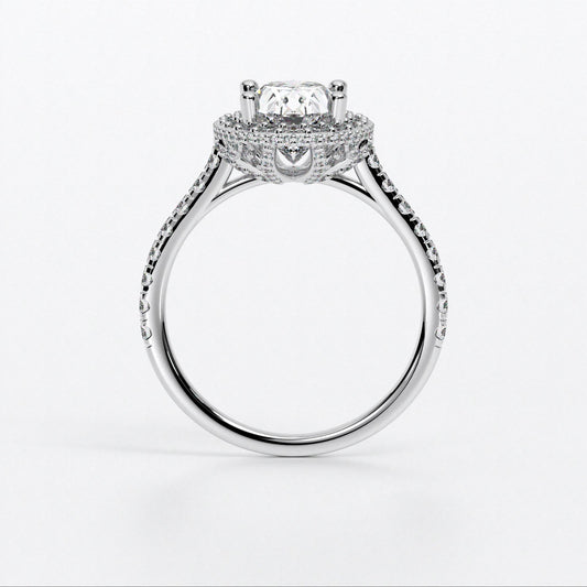 Anillo de oro blanco de 18K con diamante central talla oval rodeado con diamantes engastados en halo y brazo