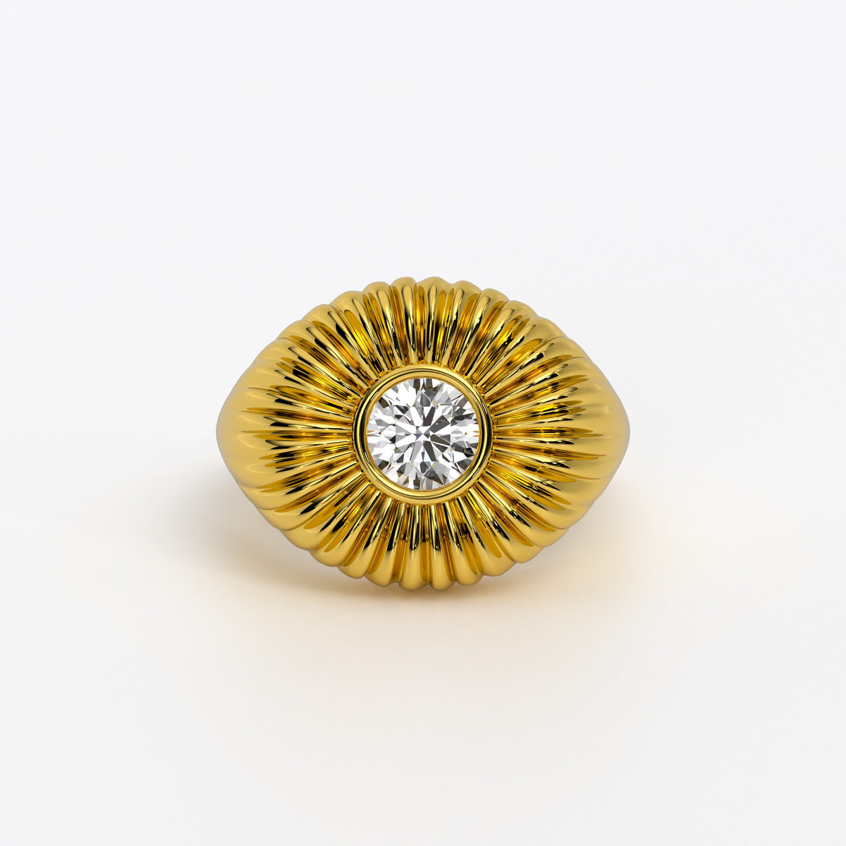 Anillo de oro amarillo de 18K con diamante central talla brillante y diseño acanalado