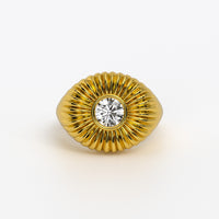 Anillo de oro amarillo de 18K con diamante central talla brillante y diseño acanalado