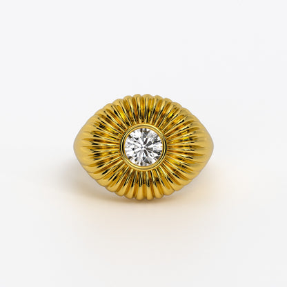 Anillo de oro amarillo de 18K con diamante central talla brillante y diseño acanalado