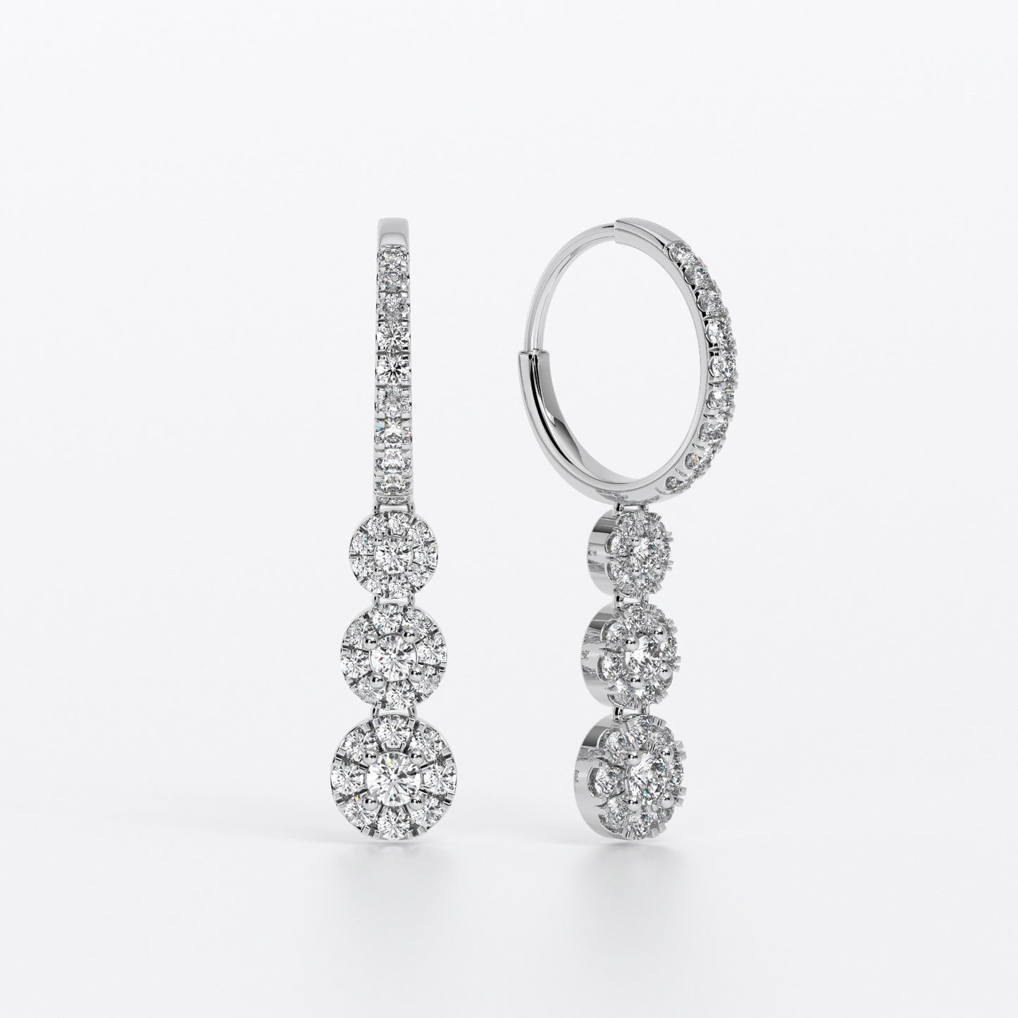 Pendientes largos de oro blanco con tres rosetones de diamantes en degradé