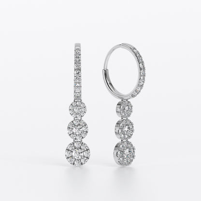Pendientes largos de oro blanco con tres rosetones de diamantes en degradé