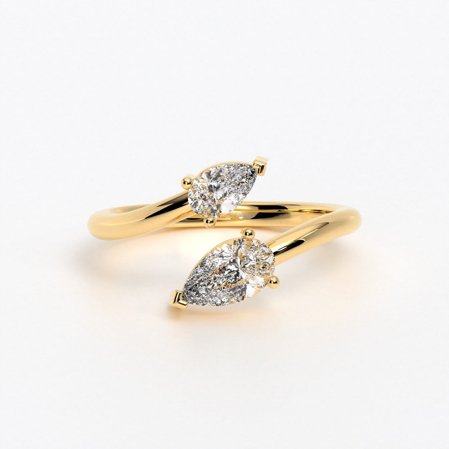 Anillo de oro de 18K con diamantes talla pera