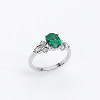 Anillo de oro de 18K con esmeralda central y diamantes en talla marquise y brillante