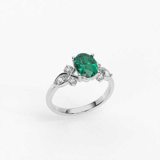 Anillo de oro de 18K con esmeralda central y diamantes en talla marquise y brillante