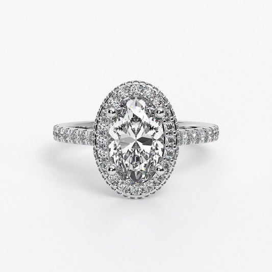 Anillo de oro blanco de 18K con diamante central talla oval rodeado con diamantes engastados en halo y brazo