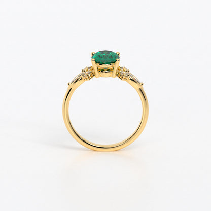 Anillo de oro de 18K con esmeralda central y diamantes en talla marquise y brillante