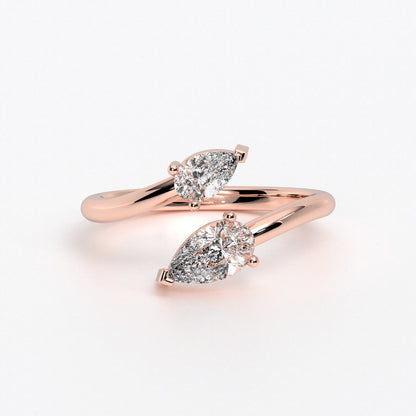 Anillo de oro de 18K con diamantes talla pera