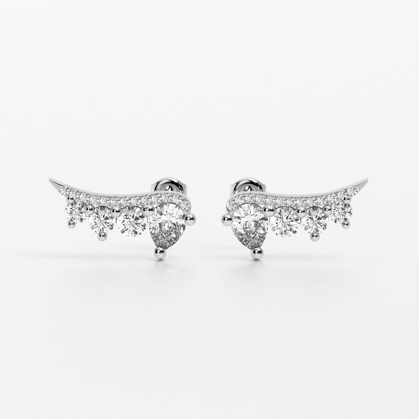 Pendiente trepador de oro de 18k con diamantes talla brillante y un diamante talla pera