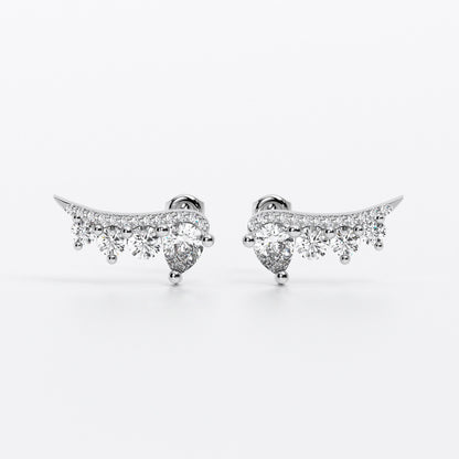 Pendiente trepador de oro de 18k con diamantes talla brillante y un diamante talla pera