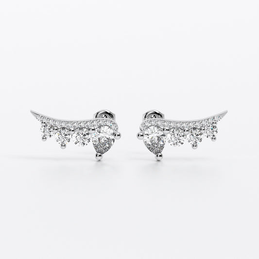 Pendiente trepador de oro de 18k con diamantes talla brillante y un diamante talla pera