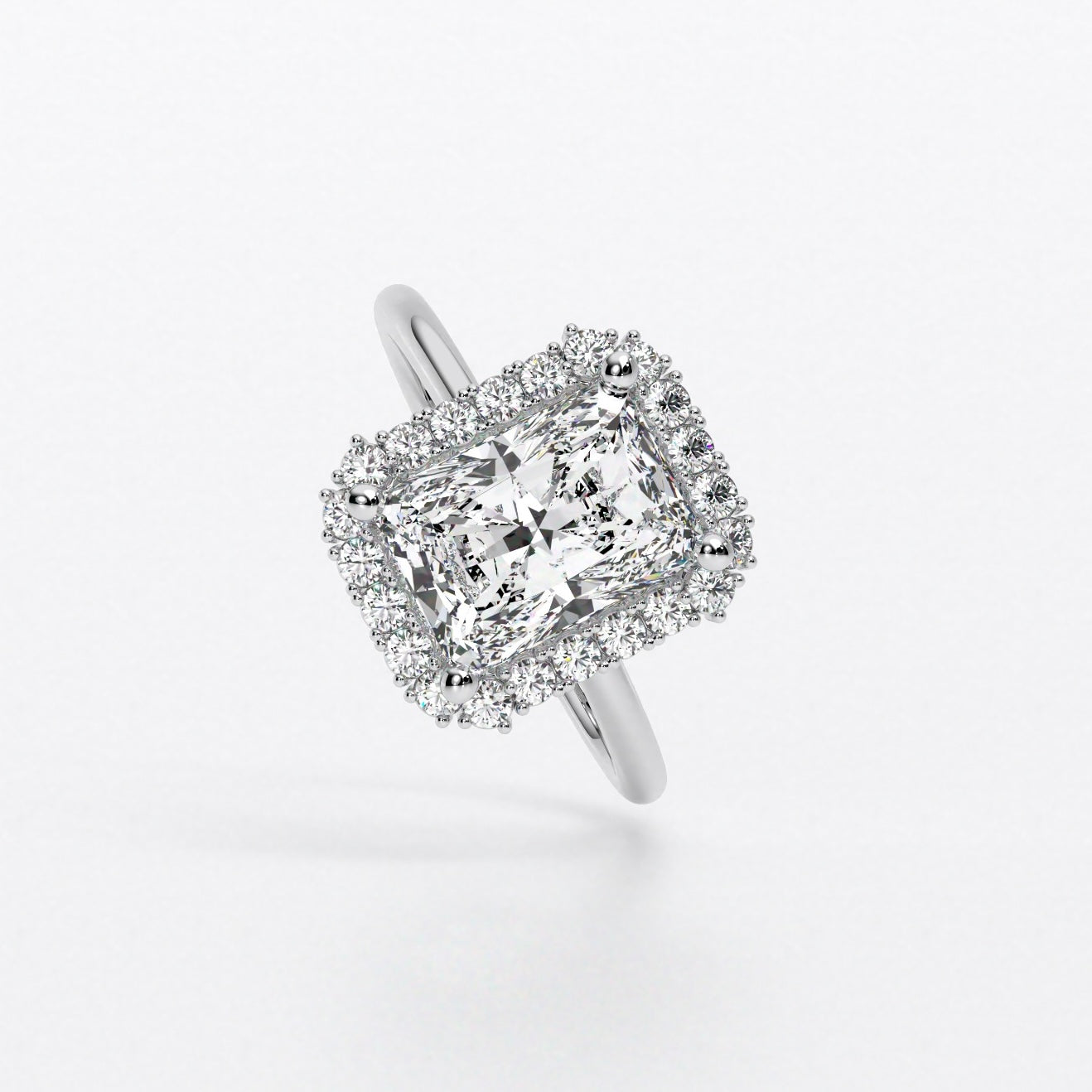Anillo de oro de 18K con diamante blanco central talla radiant y diamantes blancos laterales