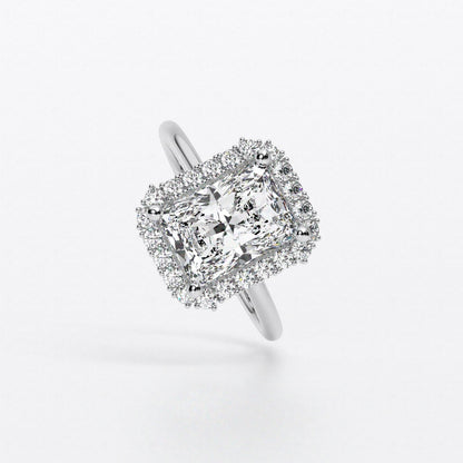 Anillo de oro de 18K con diamante blanco central talla radiant y diamantes blancos laterales
