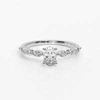 Anillo de oro de 18K con diamante oval central y diamantes laterales talla marquise