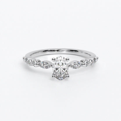 Anillo de oro de 18K con diamante oval central y diamantes laterales talla marquise