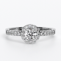 Anillo solitario de oro blanco de 18kt con rosetón central con diamante de 4,5mm y media alianza de 28 diamantes de 1,3 mm (2,57ct en total)