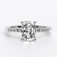 Anell d'or blanc de 18 K amb diamant central talla oval i un cèrcol de diamants laterals