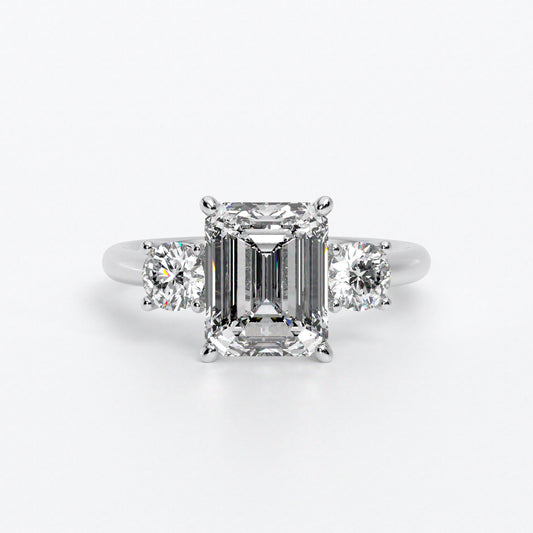 Anillo de oro blanco de 18K con diamante central en talla Esmeralda, 2 diamantes en talla brillante